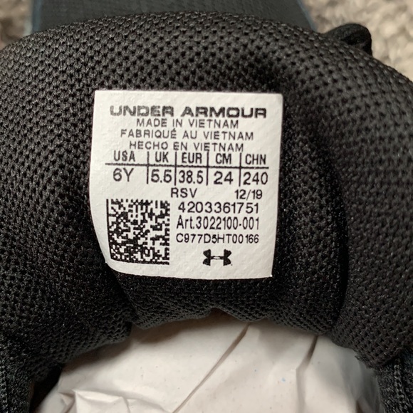 Brand New Under Armour Boys Sneakers - Picture 3 of 5